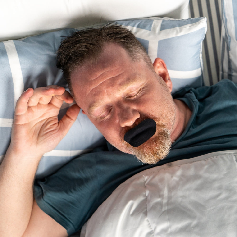 Mann som sover med munnteip fra Din Holdning