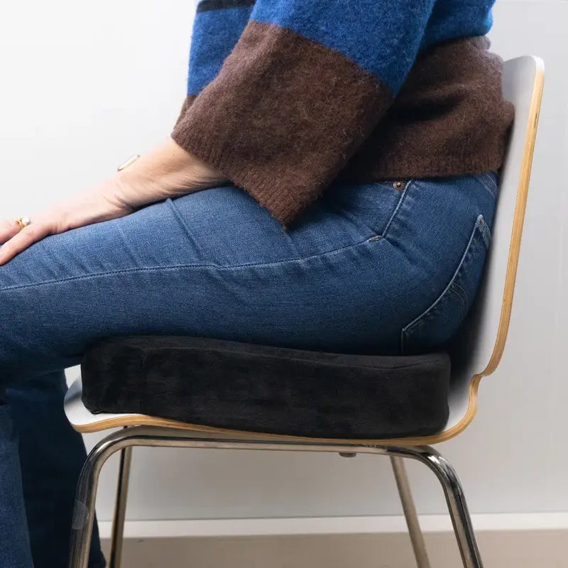 Ergonomisk Minneskum Sittepute i bruk av kvinne
