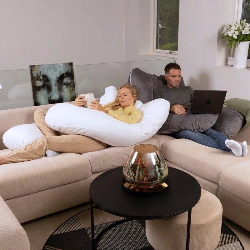 Par bruker kroppspute i senga for å slappe av