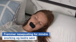Kvinne sover med soveteip, med tekst som fremhever fordelene ved nesepusting.
